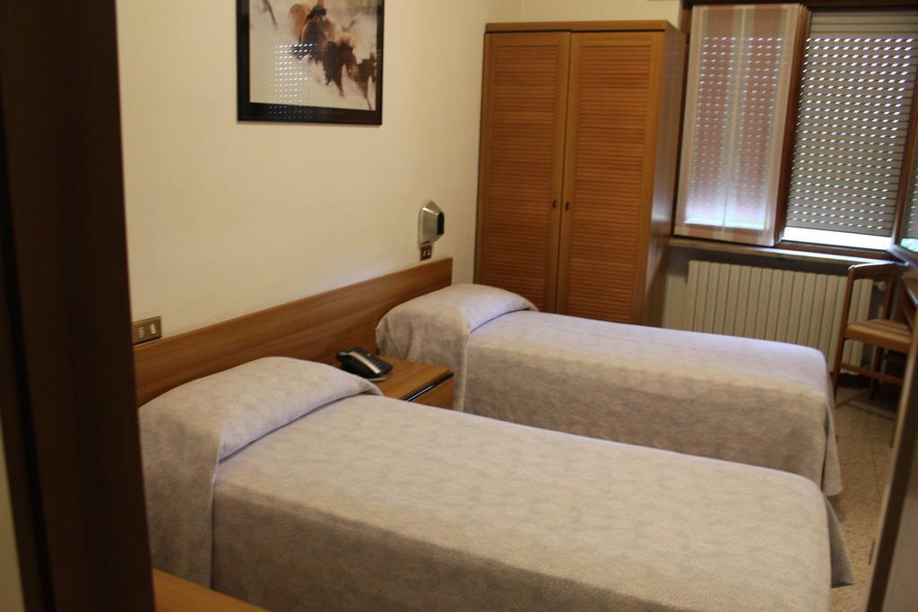 Hotel O'Scugnizzo 2 Μπελούνο Δωμάτιο φωτογραφία